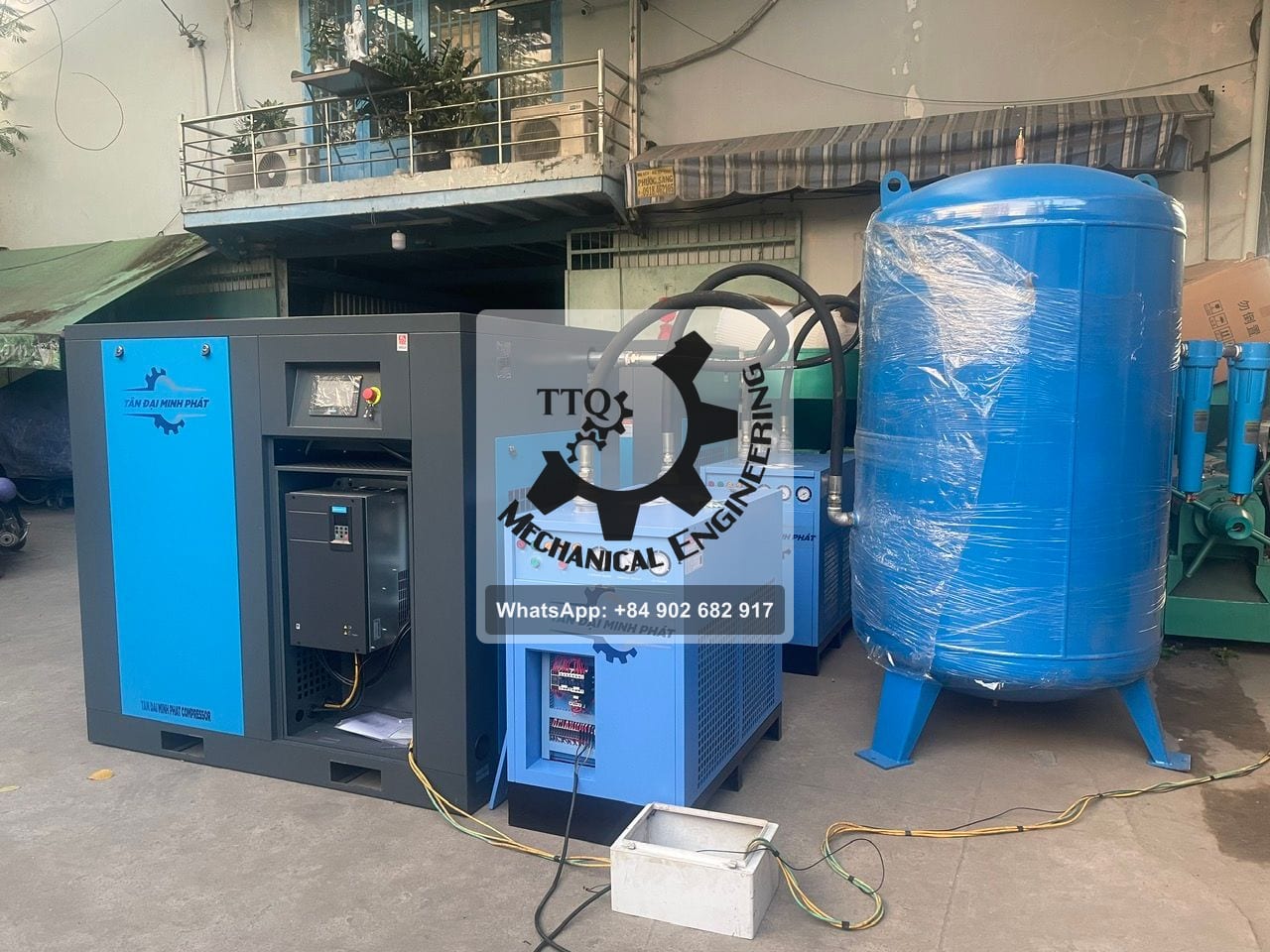 A plant compressed-air set — screw compressor with variable-speed drive, two refrigerated dryers, line filters and a receiver tank