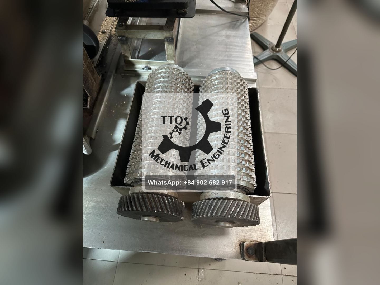 The pair of toothed dicing rollers seated in the machine throat, with their drive gears
